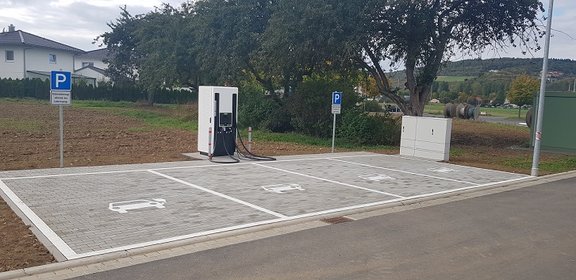 4 geplasterte Parkplätze vor einer Schnelladestation