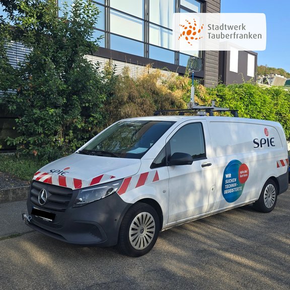 Rohrnetzüberprüfung Weißes Messfahrzeug der Firma SPIE mit Sensorik auf dem Fahrzeugdach. Das Fahrzeug wird im Auftrag des Stadtwerks Tauberfranken zur Kontrolle des Gasrohrnetzes und zur Erkennung möglicher Undichtigkeiten eingesetzt.