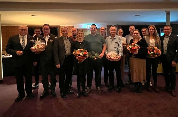 Mitarbeiterehrung Mitarbeiter, Geschäftsführung und OB stehen in der Gruppe zusammen