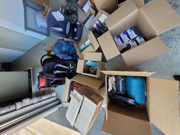 Kartons und Kindersitze