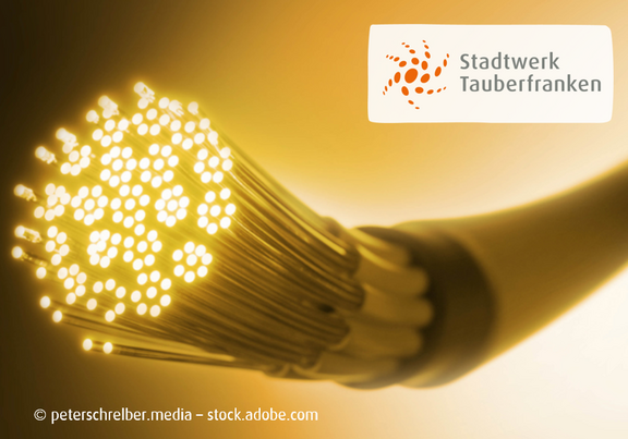 Querschnitt eines Glasfaserkabels hell erleuchtet