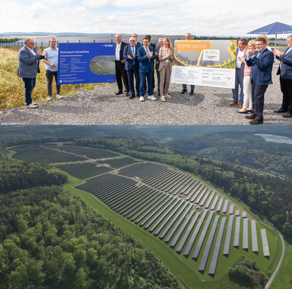 Einweihung PV Gickelfeld Oben: Eine Gruppe von rund einem Dutzend Personen steht auf einem Schotterweg inmitten einer hügeligen Landschaft. Sie präsentieren zwei große Infotafeln zum „Solarpark Gickelfeld“. Einige klatschen, andere lächeln in die Kamera. Rechts im Hintergrund steht ein Sonnenschirm, der Schatten spendet. Unten: Eine Drohnenaufnahme zeigt den weitläufigen Solarpark Gickelfeld. Die Solarpaneele sind in langen, parallelen Reihen angeordnet und eingebettet in eine grüne, bewaldete Hügellandschaft.