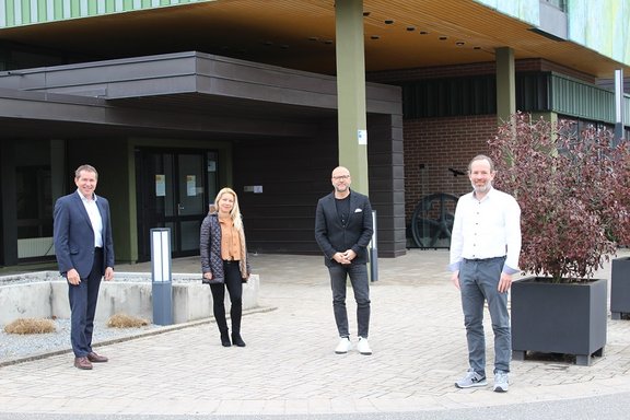 4 Personen stehen vor dem Stadtwerk-Gebäudeingang