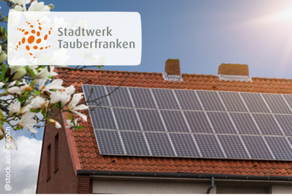 PV-Anlage auf Hausdach eines Wohnhauses