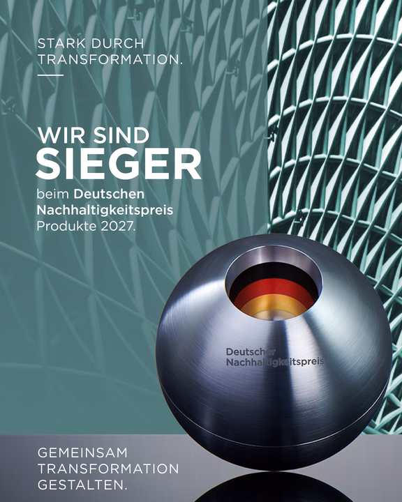 Motiv zum Deutschen Nachhaltigkeitspreis Produkte 2027 mit der Aufschrift ‚Wir sind Sieger‘ und der Trophäe des Deutschen Nachhaltigkeitspreises.