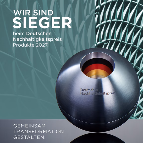 Deutscher Nachhaltigkeitspreis Produkte Motiv zum Deutschen Nachhaltigkeitspreis Produkte 2027 mit der Aufschrift ‚Wir sind Sieger‘ und der Trophäe des Deutschen Nachhaltigkeitspreises.