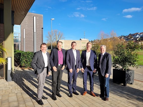 Verantwortliche stehen nebeneinander