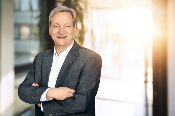 Geschäftsführer Schön Geschäftsführer Dr. Schön im Portrait mit verschränkten Armen