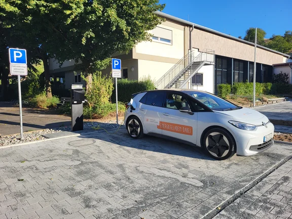 Ladesäule Althausen Öffentliche AC-Ladesäule mit zwei Ladepunkten in Althausen. Ein Elektrofahrzeug der Stadtwerk Tauberfranken lädt auf dem neu gestalteten Parkplatz.