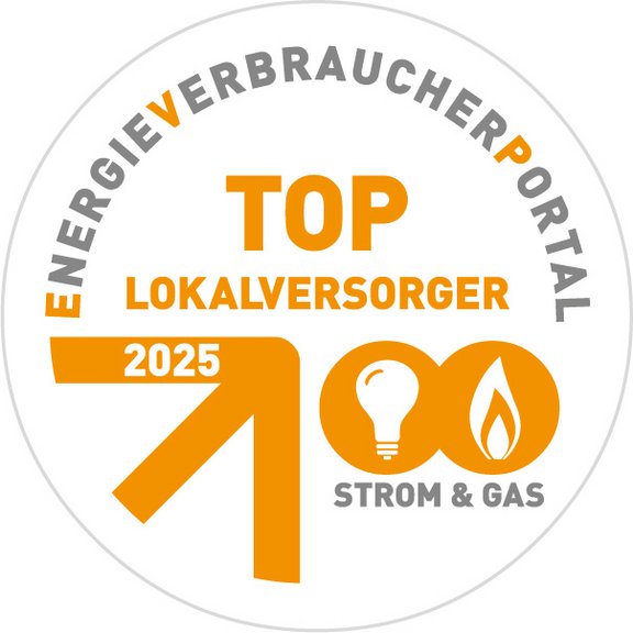 Rundes Qualitätssiegel mit dem Text „Energieverbraucherportal“ am oberen Rand. In der Mitte stehen in orange und grau die Wörter „TOP LOKALVERSORGER 2025“. Darunter befinden sich stilisierte Symbole für Strom (Glühbirne) und Gas (Flamme) mit dem Text „Strom & Gas“. Ein großer orangener Pfeil nach oben symbolisiert Aufstieg oder Auszeichnung.