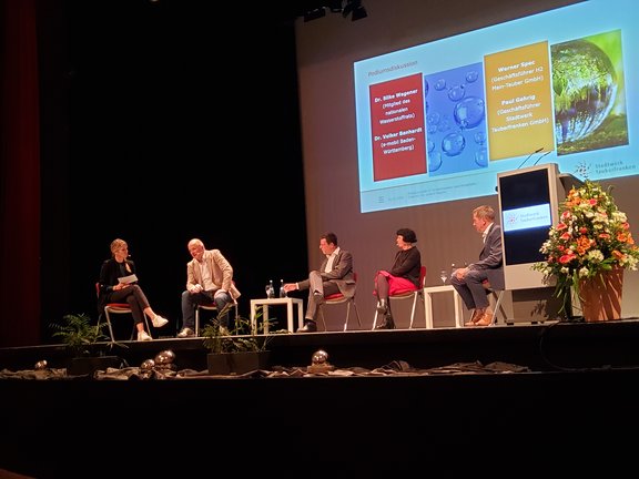 Wasserstoff-Experten sitzen auf Bühne und werden interviewt