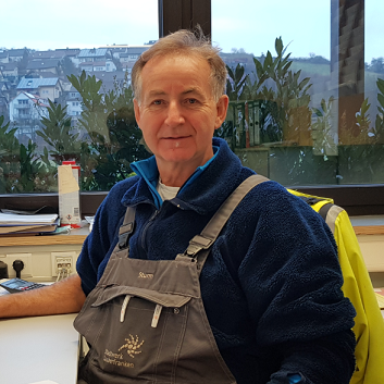 Mitarbeiter in blauem Pulli und grauer Stadtwerk-Latzhose