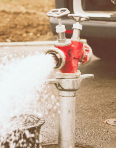 Wasser kommt aus einem Standrohr