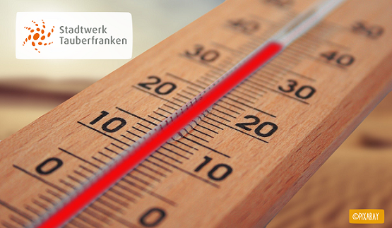 Quecksilberthermometer in Holzoptik und Temperaturanzeige bei ca. 40 Grad