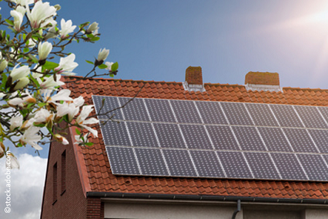 PV-Anlage auf einem Dach eines Hauses