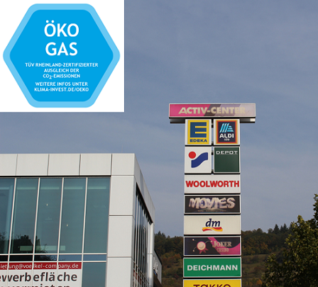 Werbesäule mit Firmenlogos