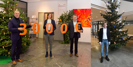 Geschäftsführer und 3 Bürgermeister/-innen stehen vor einem Weihnachtsbaum und halten in großen orangenen Buchstaben die Zahl 3000