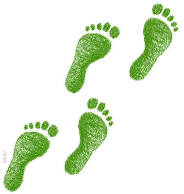 Energiespartipp Grüne Fußabdrücke auf weißem Hintergrund