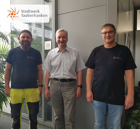 Ehrung Scholz und Fritzmann Mitarbeiter stehen neben Geschäftsführer