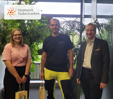 Ehrung Kavcic unf Gundling Mitarbeiterin und Mitarbeiter erhalten ein Weingebinde vom Geschäftsführer