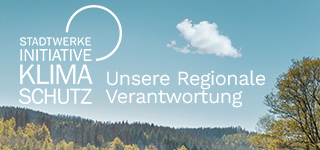 Logo der „Stadtwerke Initiative Klimaschutz“ mit dem Slogan „Unsere Regionale Verantwortung“ vor einem natürlichen Hintergrund mit blauem Himmel, einer einzelnen Wolke, Wald und Bäumen – Symbol für Engagement im regionalen Klimaschutz.